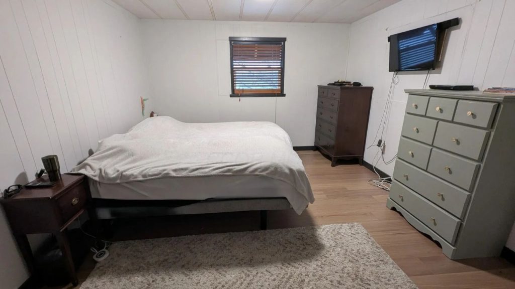 Minimalist and Cozy Bedroom Design
