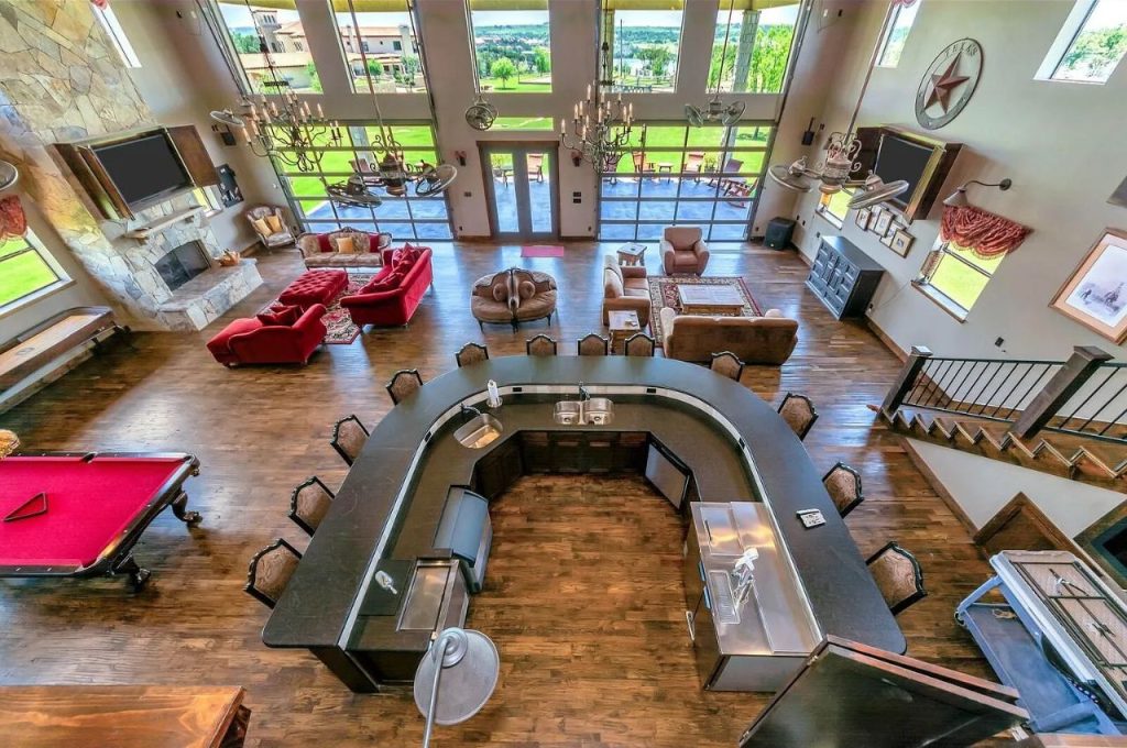 Luxurious Saloon with a Grand Bar
