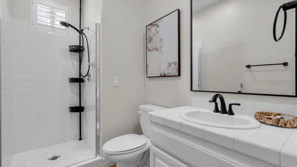 Sleek and Stylish Bathroom Retreat