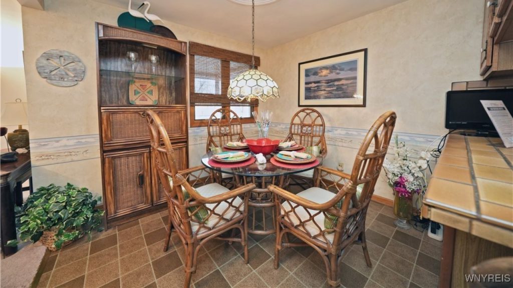 Cozy Vintage-Inspired Dining Space