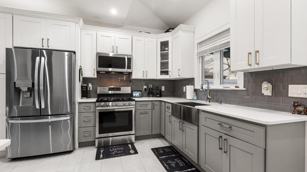 Sleek and Modern Chef’s Kitchen