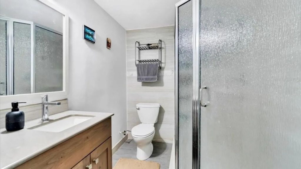 Modern Bathroom with Sleek Design