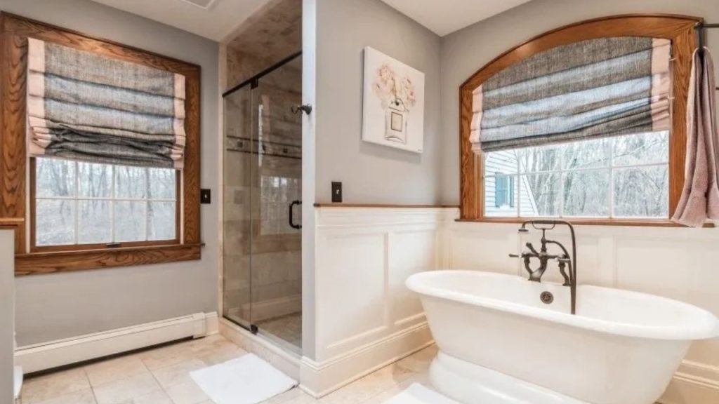 Luxurious Bathroom with Soaking Tub