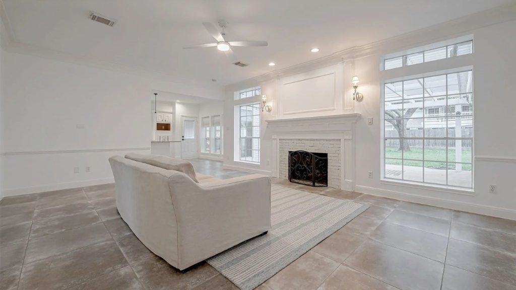 Bright and Inviting Living Space