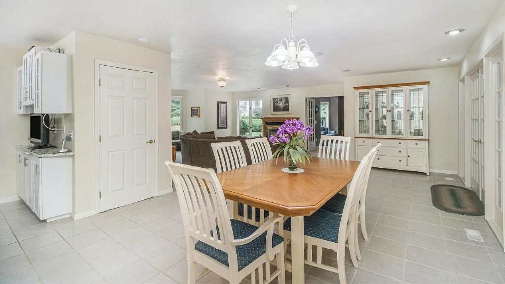 Spacious and Inviting Dining Room