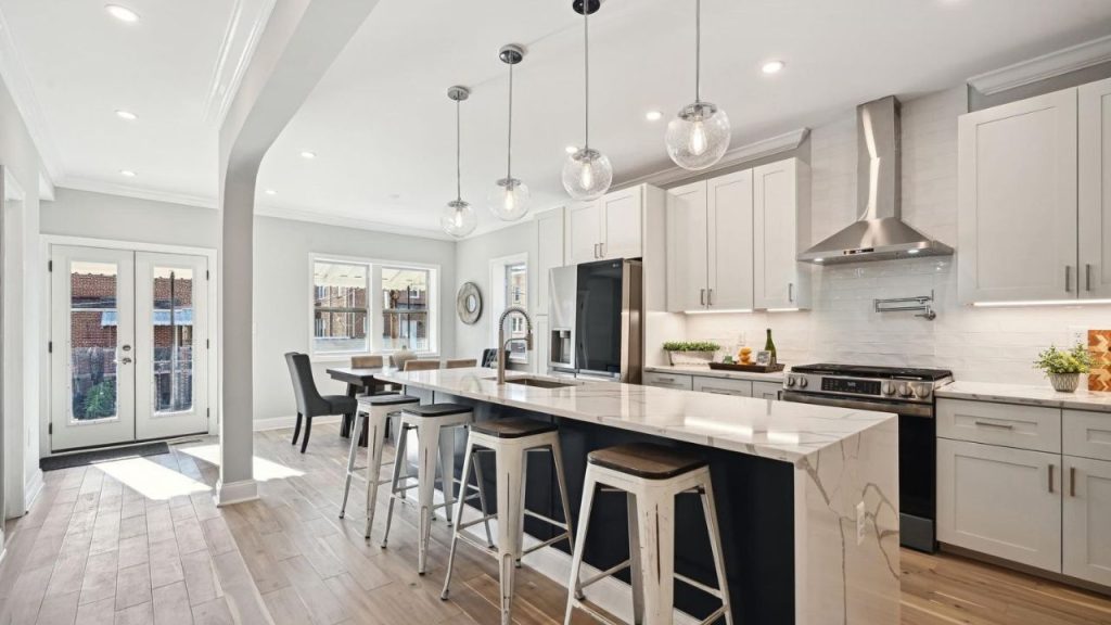 Modern Kitchen with Elegant Finishes
