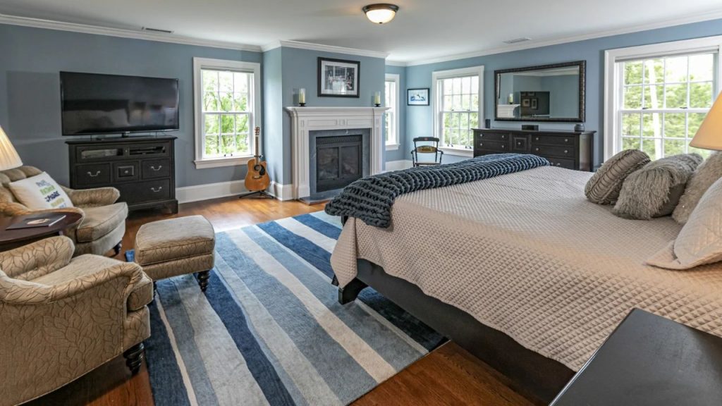 Blue Retreat with Fireplace