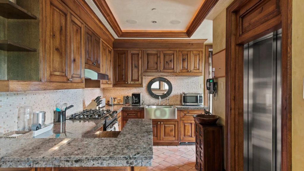 Rustic Luxury Kitchen with Elegance