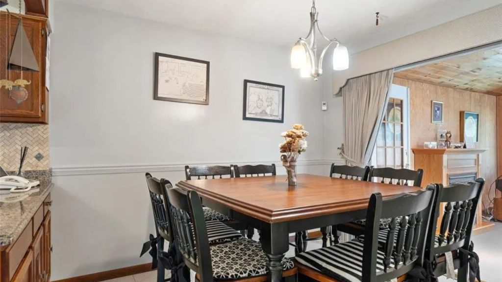 Cozy Classic Breakfast Area