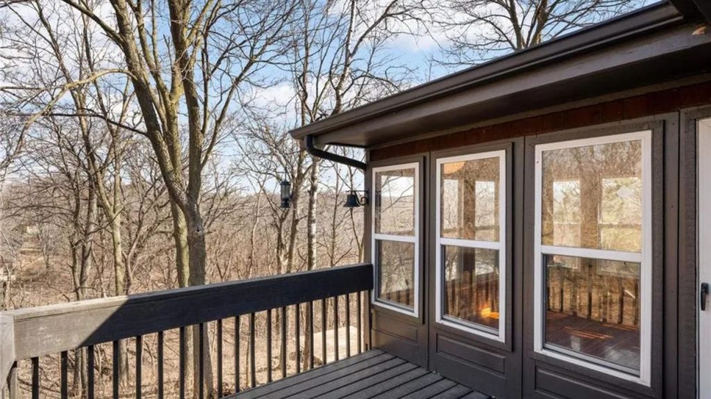 Scenic Wooded Balcony Retreat