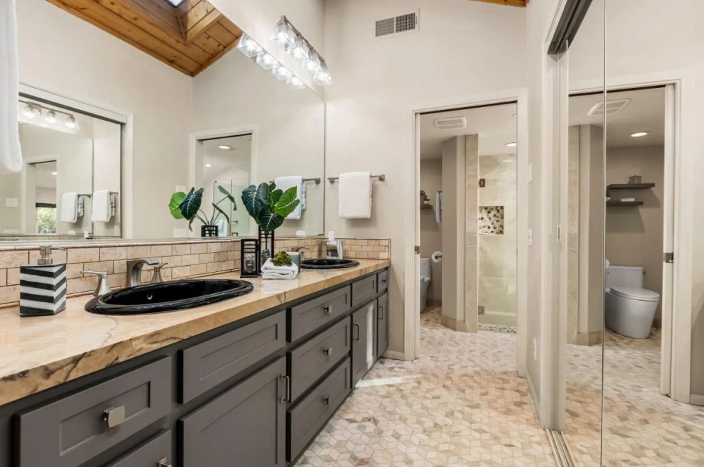 Elegant Bathroom with Modern Touches