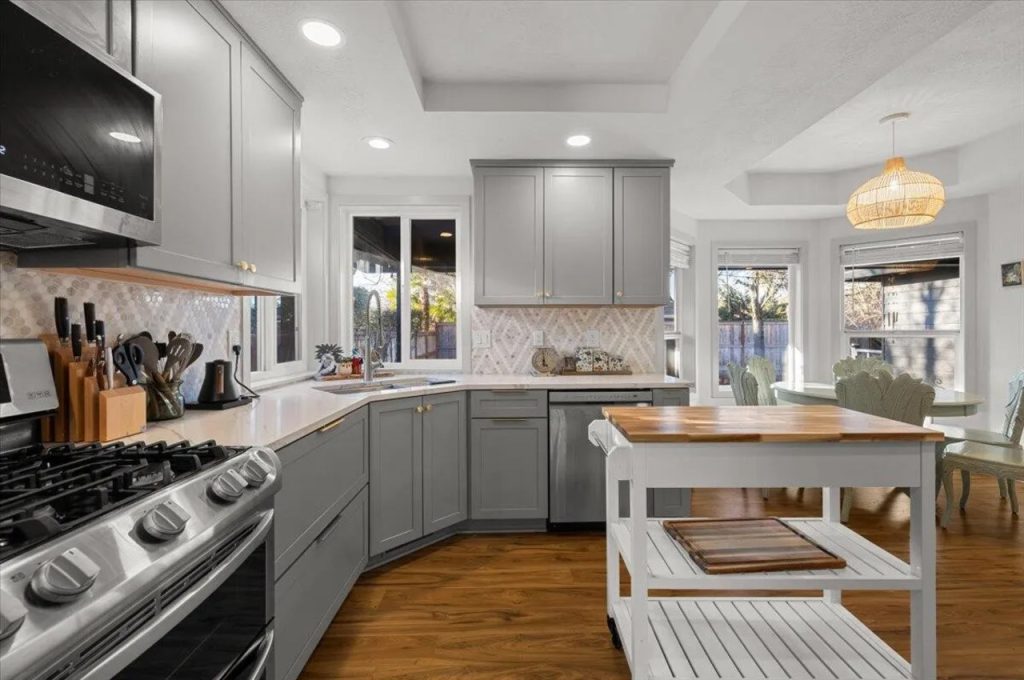 Stylish and Functional Modern Kitchen