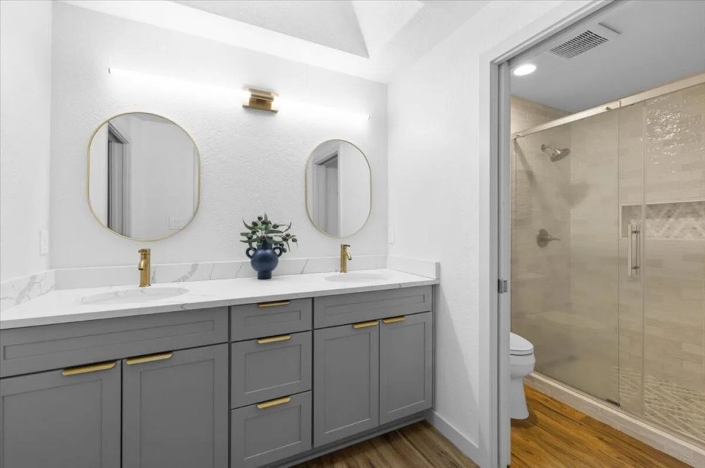 Elegant and Modern Secondary Bathroom