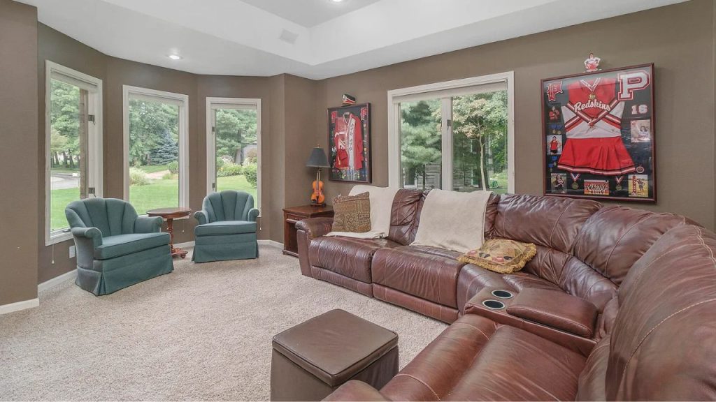 Cozy Family Area with Scenic Views