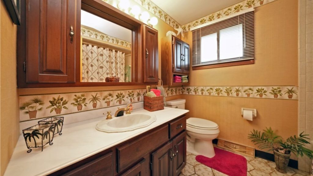 Tropical-Inspired Cozy Bathroom