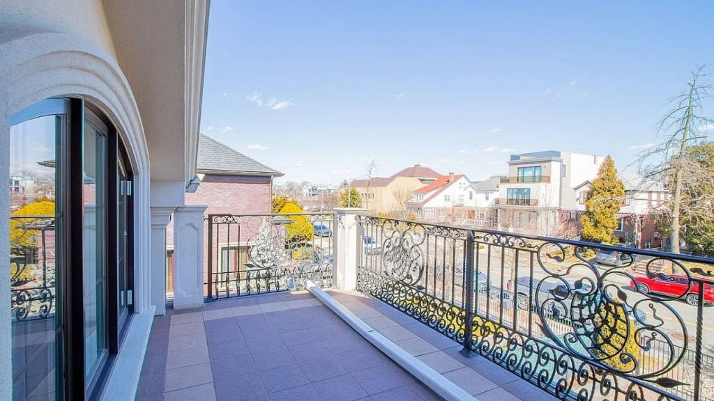 Balcony with Scenic Views