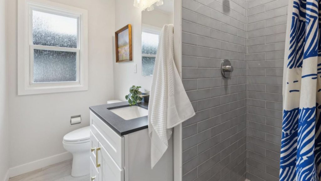 Modern Elegance in a Bright Bathroom