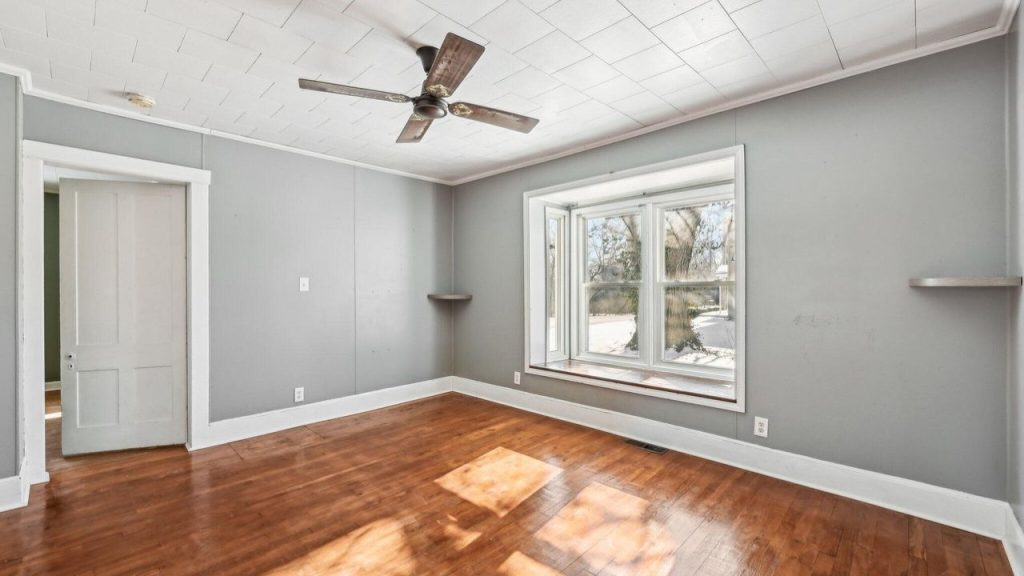 Airy and Inviting Dining Space