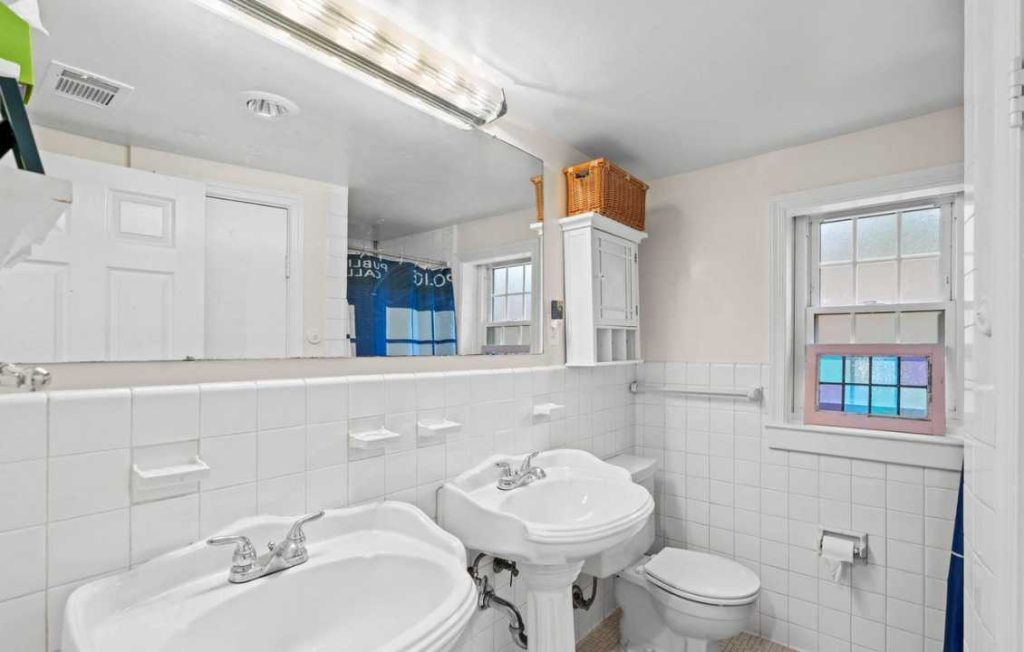 7514 Jackson Ave bath