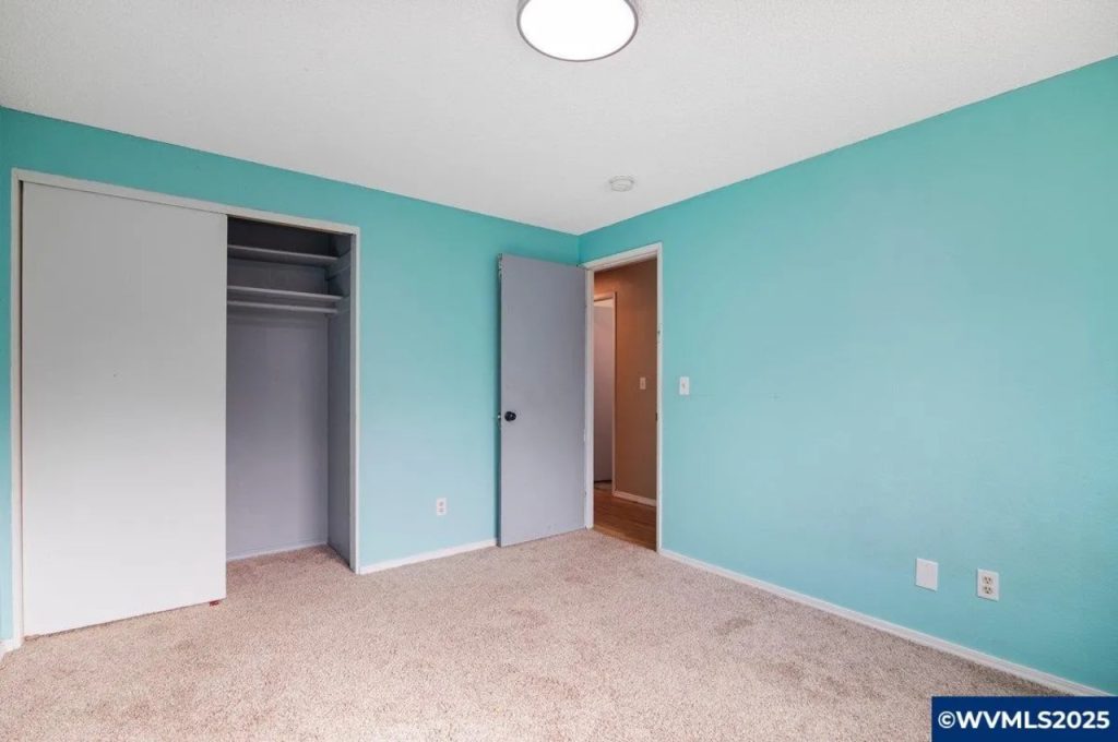 Cozy and Functional Bedroom Design