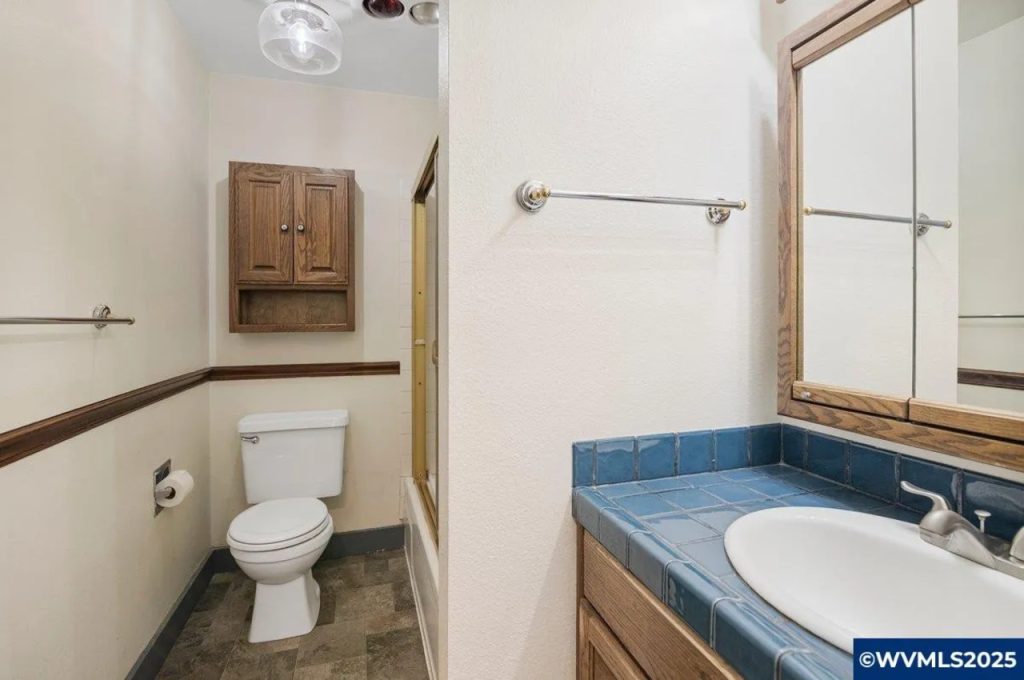 Simple and Functional Bathroom Design