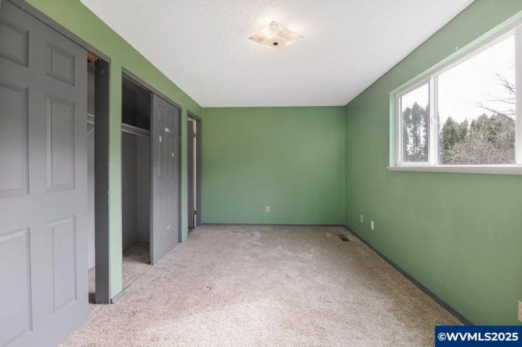 Relaxing and Simple Primary Bedroom