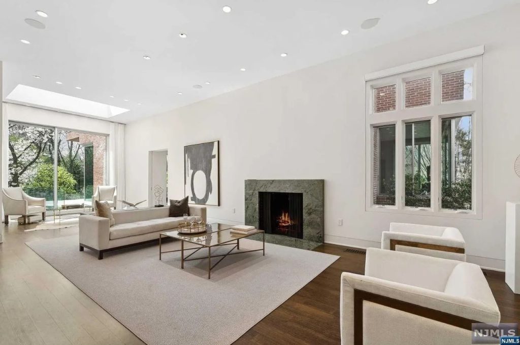 Bright, Modern Living Space
