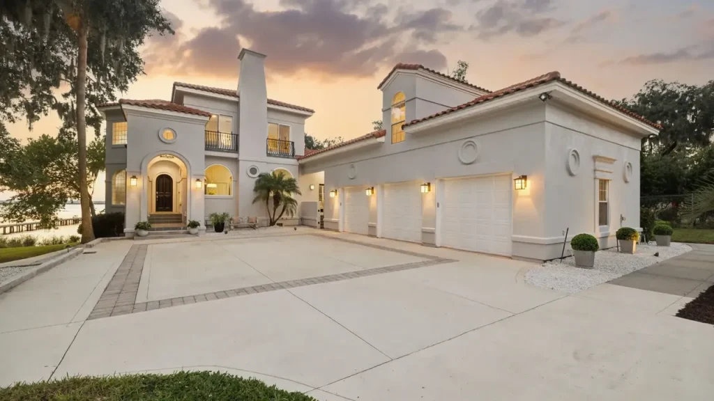 Tour This 1998 Collier Home With Renovated Baths and A 3-Car Garage in Jacksonville, FL. (With Floor Plan)