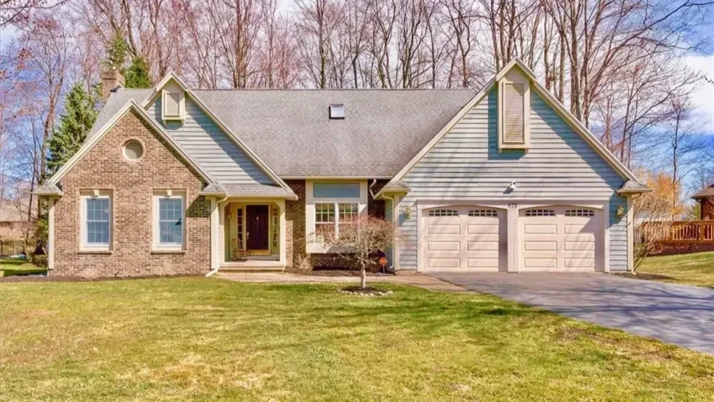 Discover this 1993 Contemporary Colonial With First Floor Office in Rochester, NY. (Floor Plan Inside)