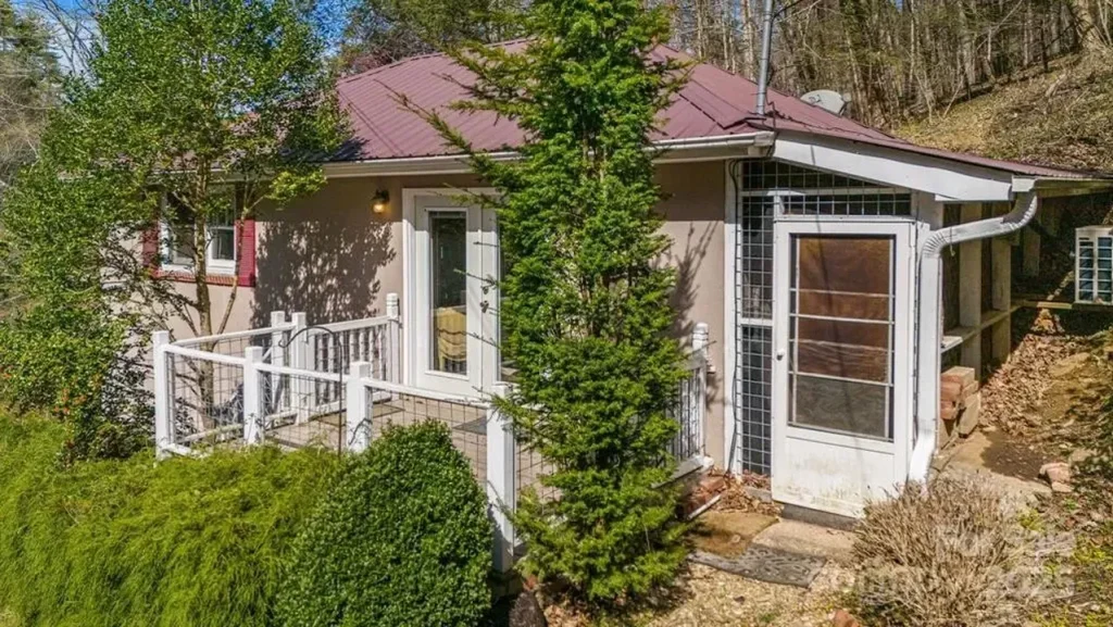 Tour This 1957 Farmhouse with Detached Garage Apartment Near Downtown Marshall, NC (Floor Plan Included)