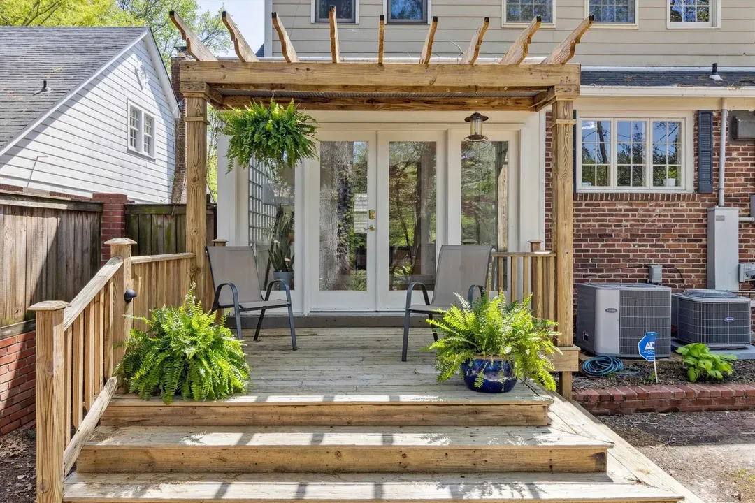 Explore This Delightful 3-Bedroom Colonial-Inspired Cottage Home in Elegant East End, Memphis (With Floor Plan)