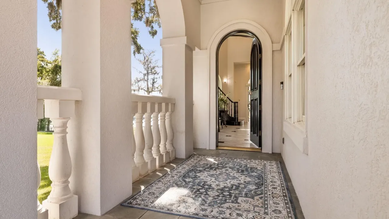 Tour This 1998 Collier Home With Renovated Baths and A 3-Car Garage in Jacksonville, FL. (With Floor Plan)