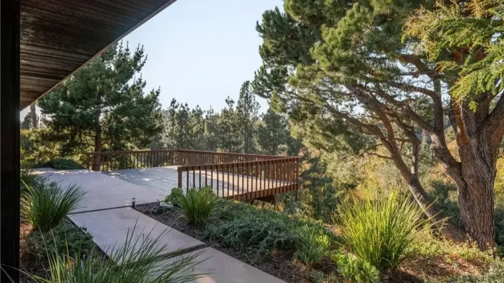 Tour This $4.7M Los Angeles Mid-Century Gem with Chef's Kitchen and Spa-Like Primary Suite (Floor Plan Inside)