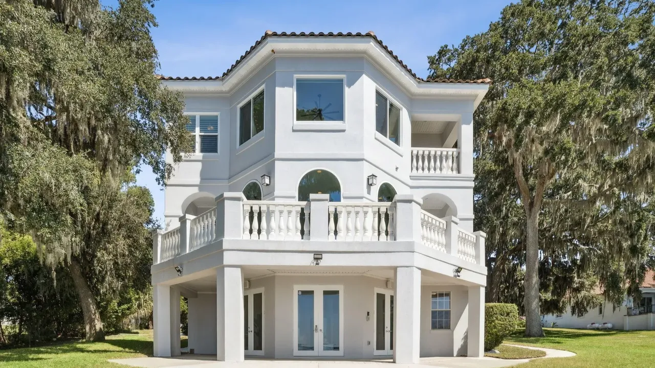 Tour This 1998 Collier Home With Renovated Baths and A 3-Car Garage in Jacksonville, FL. (With Floor Plan)