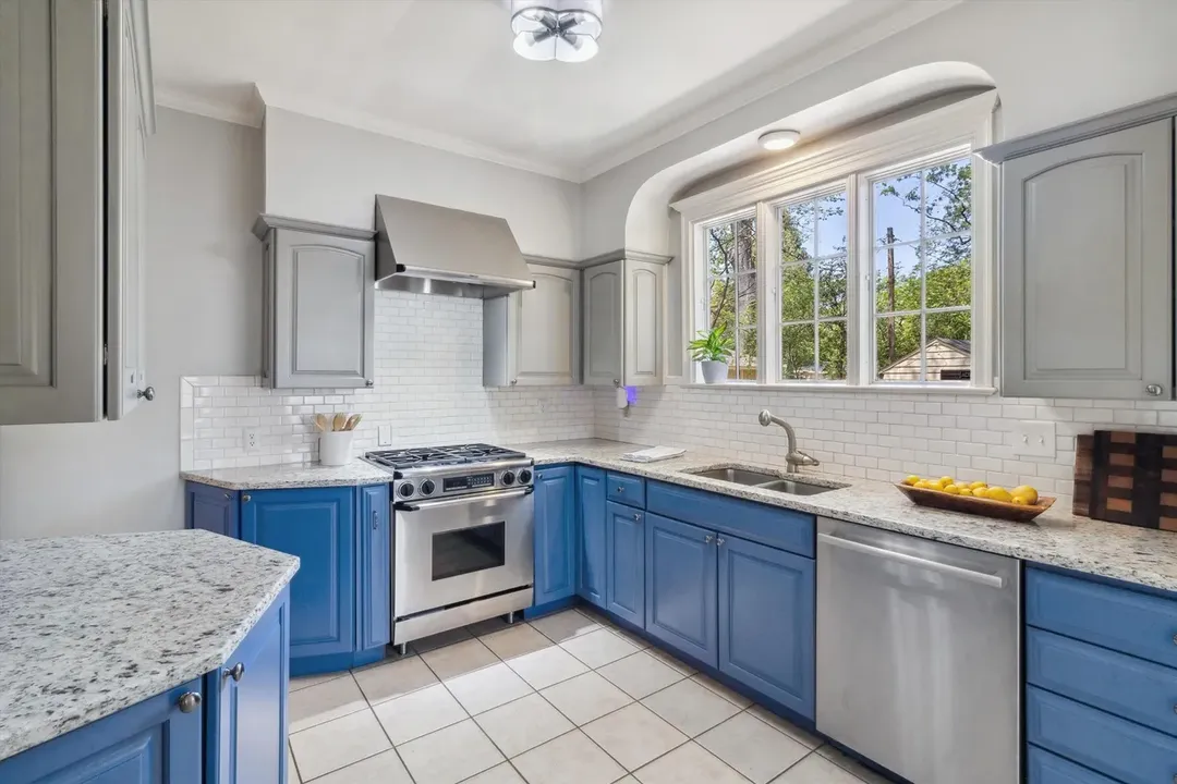 Explore This Delightful 3-Bedroom Colonial-Inspired Cottage Home in Elegant East End, Memphis (With Floor Plan)