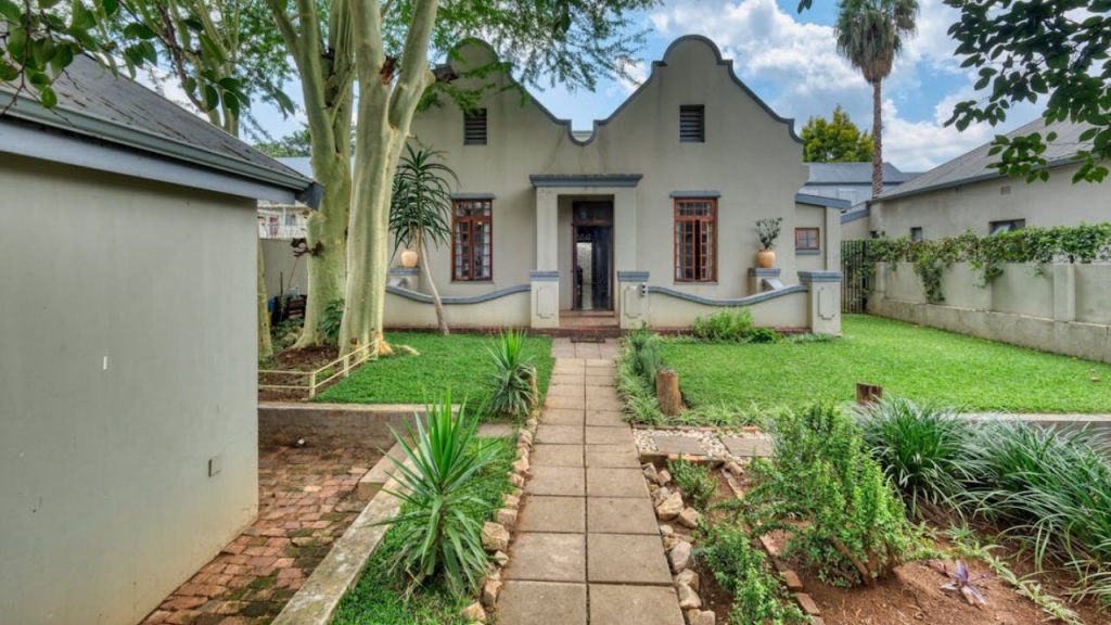 Garden with Natural Stone Edging.