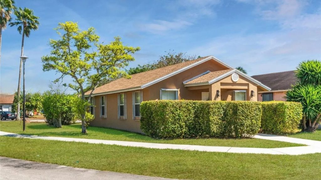 Cozy single-family home in Miami with sunny exterior and lush greenery.