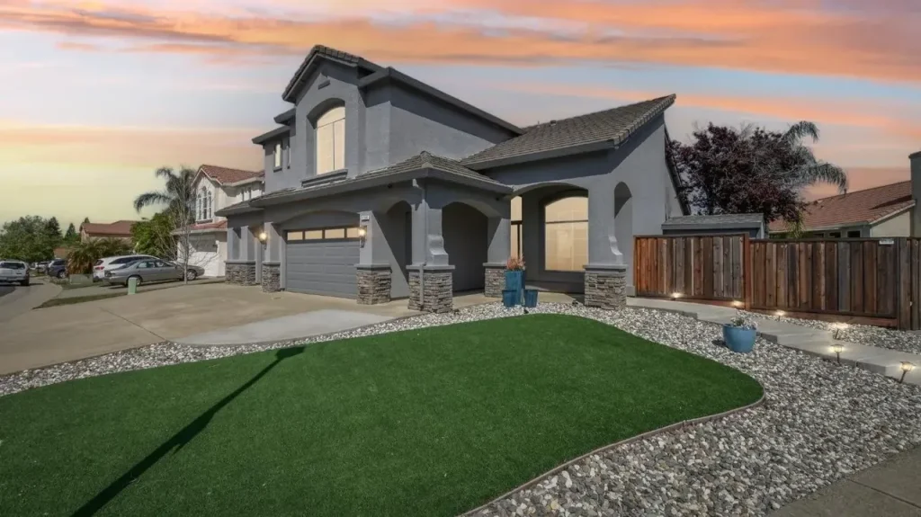 Get Inspired by The Floor Plan of This 2,495 Sq-Ft 4-Bedroom Home With Office Space and a Family Room