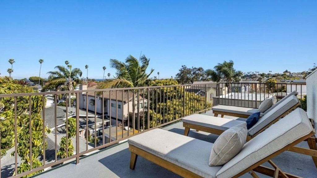 Scenic Rooftop Retreat with Views