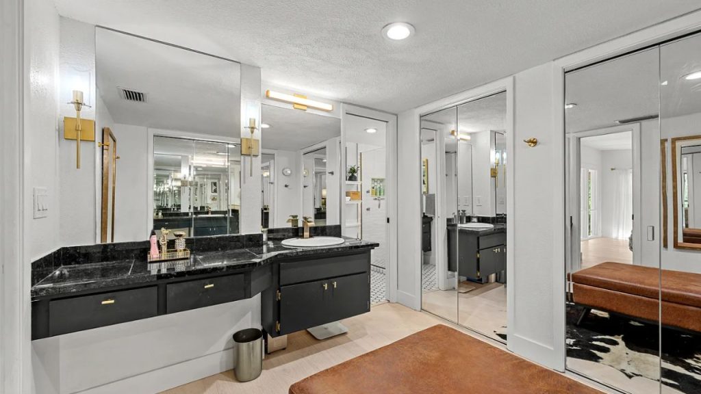 Luxurious Vanity Lounge