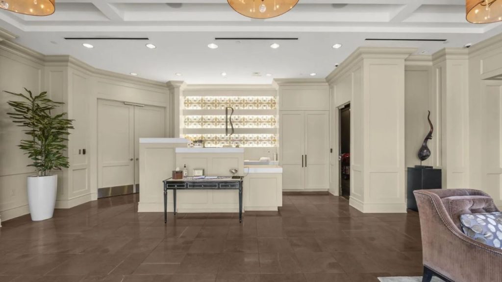Elegant Lobby with Concierge Ambiance