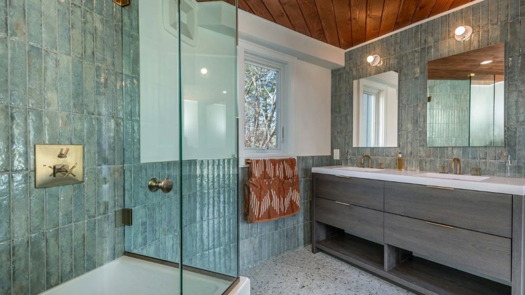 Bathroom with Clean Lines