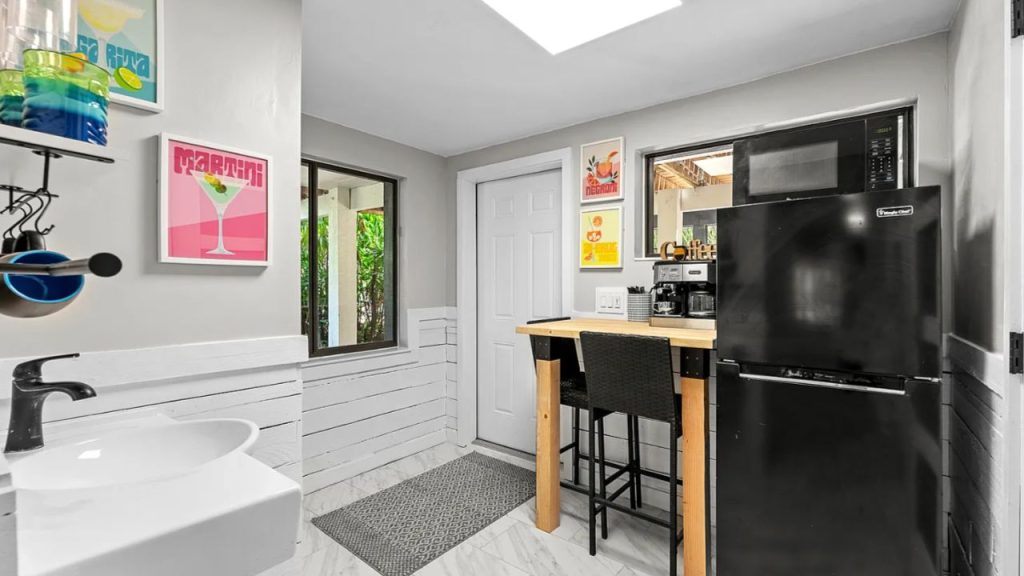 Chic Poolside Bar & Kitchenette