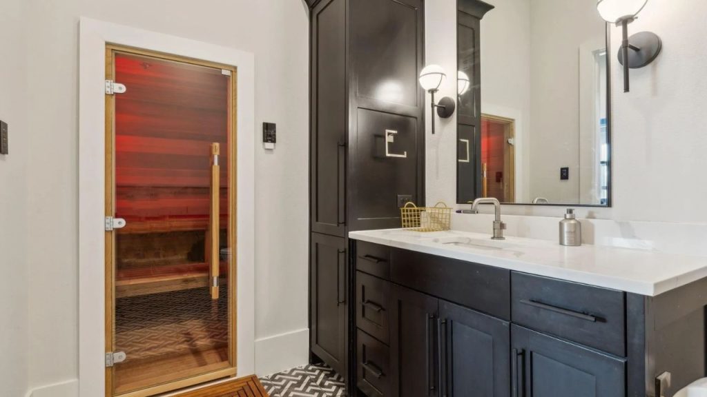 Private Sauna & Vanity Space