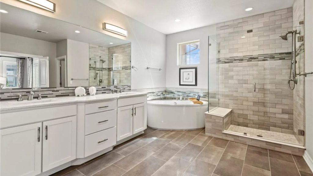 Elegant Bath with Soaking Tub