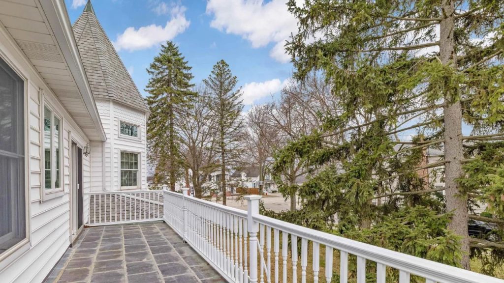 Charming Upper-Level Treeview Terrace