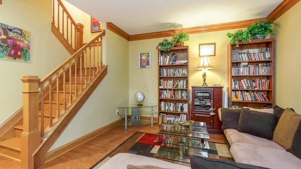 Cozy Recreation Room with Bookshelves