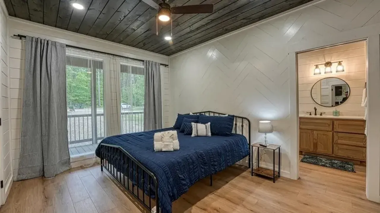 This Oklahoma Cabin Is a Dream for Families and Friends Seeking a Peaceful Wooded Escape (Floor Plan Inside)