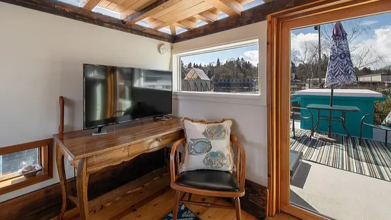 Tour This 1-Bedroom Floating Home with Upper Deck and Heated Floors in Seattle (Floor Plan Included)