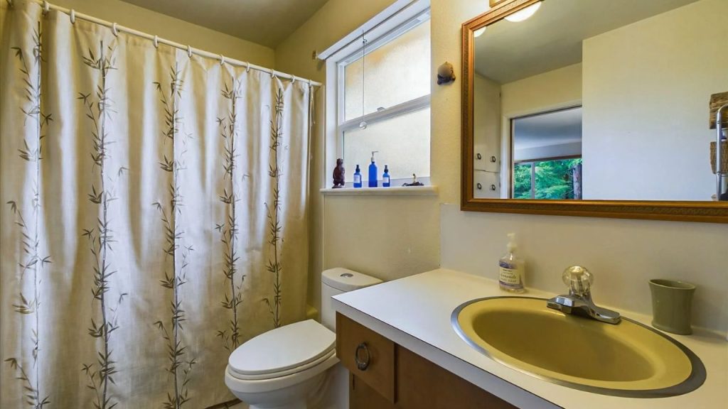 Serene Bathroom with Natural Light